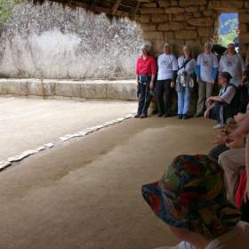 Эта каменая глыба ( 3*7 метров) называется La Roca Sagrada. Она похожа на пуму,  установлена на ритуальной площади и полностью копирует окружающий пейзаж. Каждый, кто захотел, провел здесь индивидуальную медитацию. - Перу, февраль 2012, г.Куско