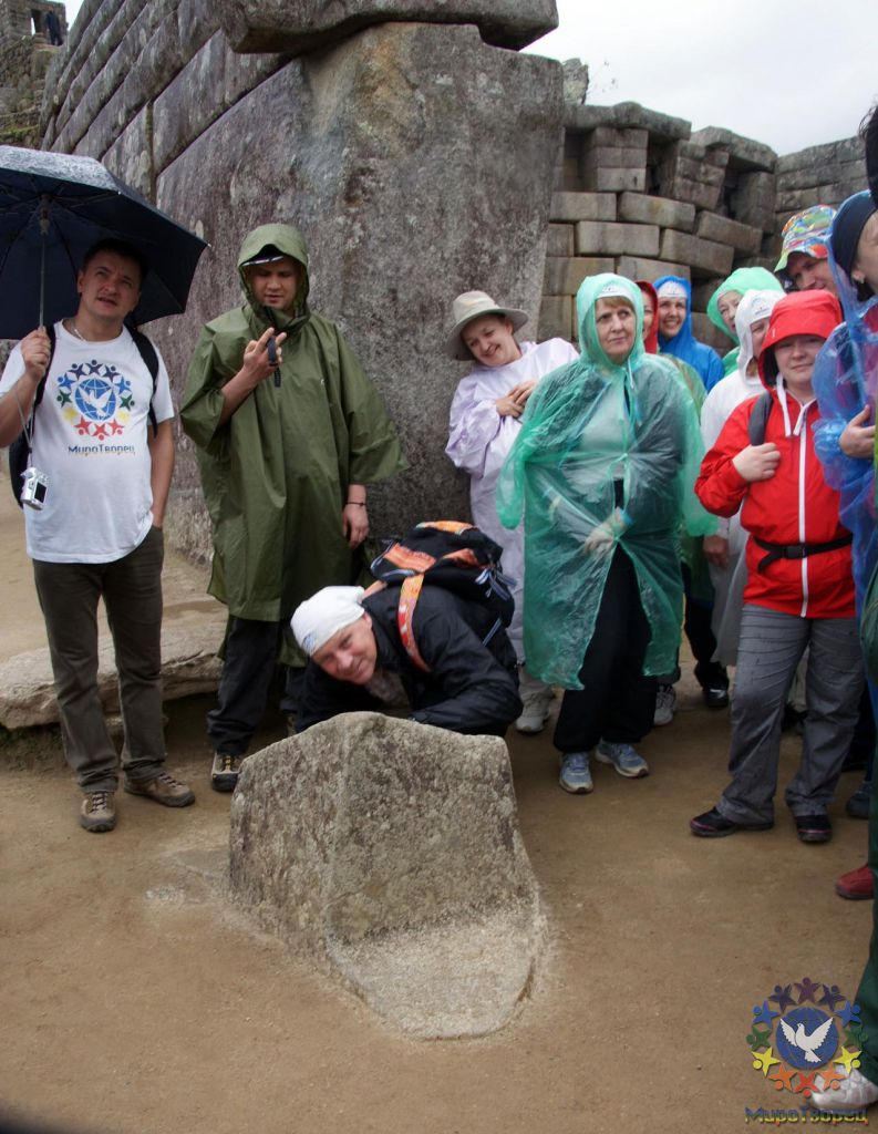 Магнитный камень, здесь стрелки (обычных магнитных) компасов ведут себя необычно, угол камня показывает прямо на макушку Мачу Пикчу - Перу, февраль 2012, г.Куско