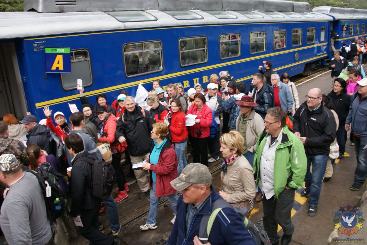 Поезд из  Ольянтайтамбо ходит раз в сутки утром и потом отвозит туристов обратно вечером - Перу, февраль 2012, г.Куско