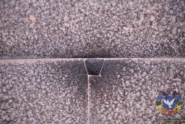 А в одном из помещений гиды любят показывать самый маленький камень, который строители использовали, видимо, в качестве «заплатки». - Перу, февраль 2012, г.Куско