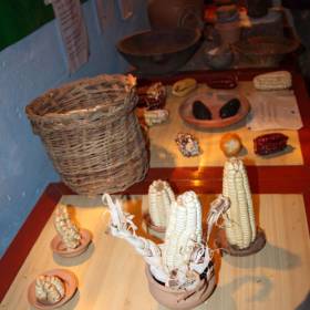Такого вида кукуруза считается счастливым талисманом - Перу, февраль 2012, г. Пуно, о.Титикака