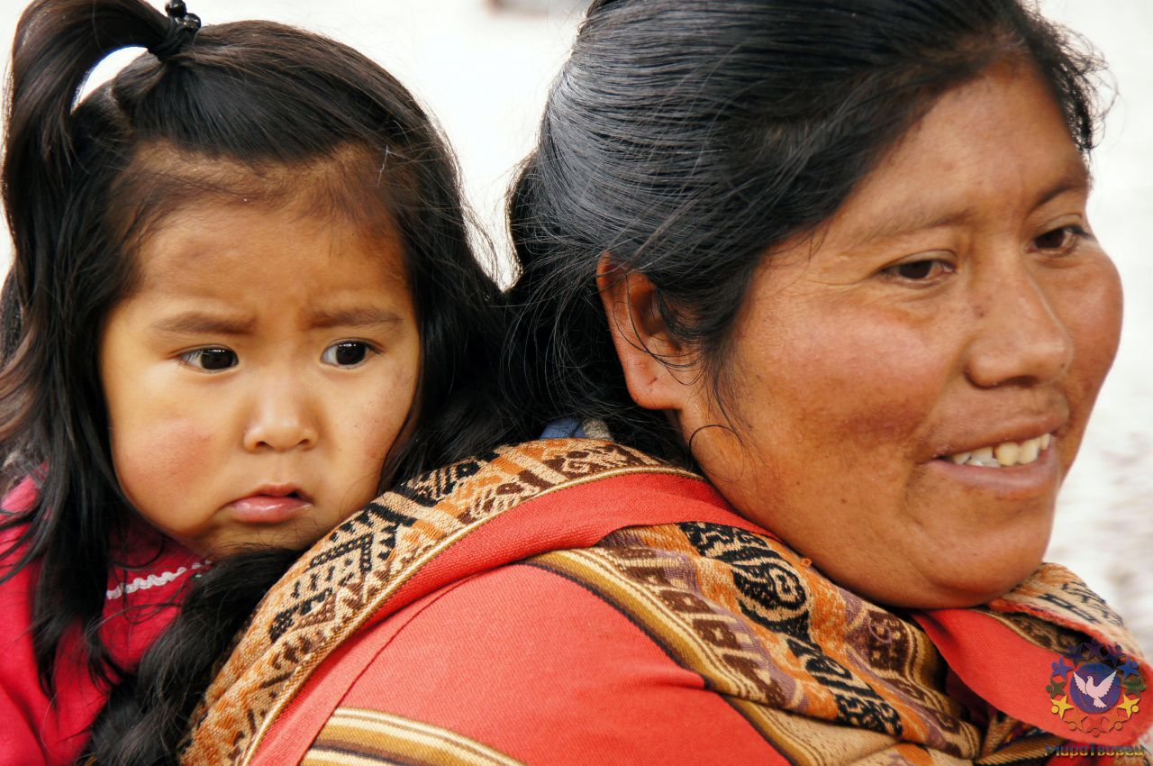 Перуанки носят своих детей в заплечных мешках. - Перу, февраль 2012, г. Пуно, о.Титикака