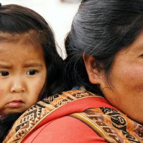 Перуанки носят своих детей в заплечных мешках. - Перу, февраль 2012, г. Пуно, о.Титикака