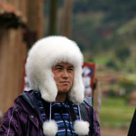 Шапки из альпаки очень мяяяяяякие и теплые. - Перу, февраль 2012, г. Пуно, о.Титикака