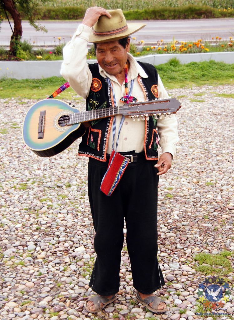 Перуанец, который пел нам песни на языке кечуа, когда мы ехали на автобусе от Ракчи до Сикуани - Перу, февраль 2012, г. Пуно, о.Титикака