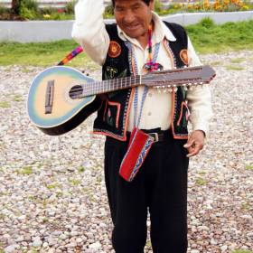 Перуанец, который пел нам песни на языке кечуа, когда мы ехали на автобусе от Ракчи до Сикуани - Перу, февраль 2012, г. Пуно, о.Титикака