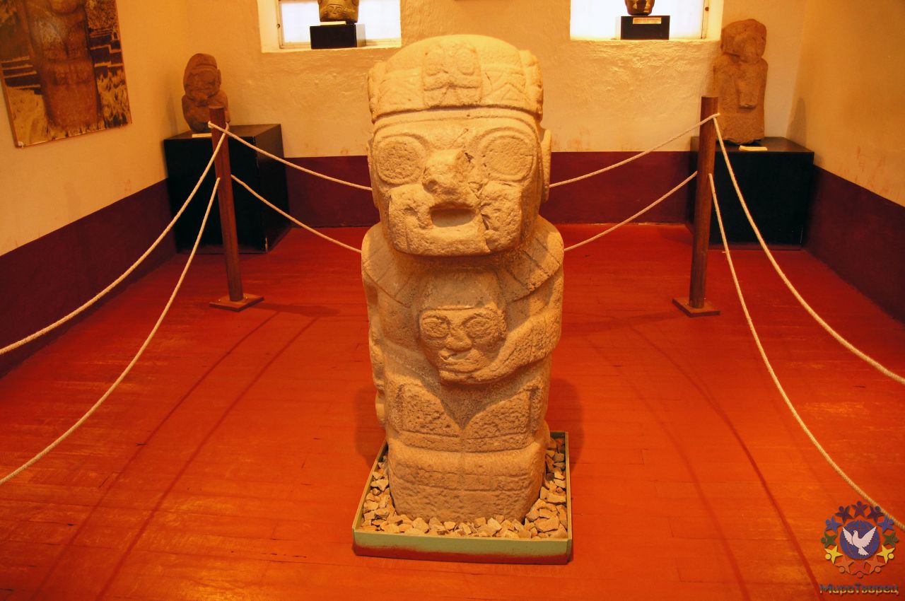 Статуя:  официальная версия - человеческое жертвоприношение. - Перу, февраль 2012, г. Пуно, о.Титикака