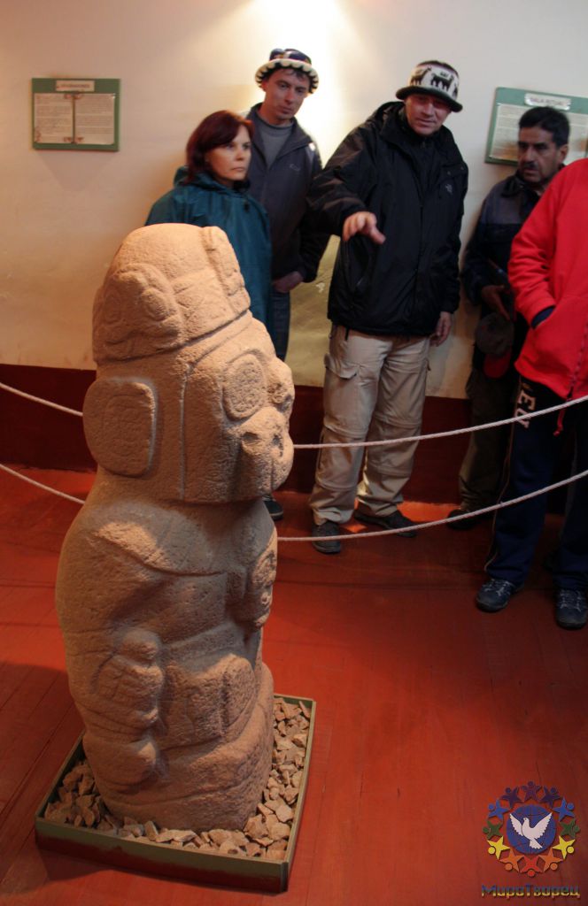 По предположению ВФ - человек в скафандре, показывающий (как фото) свое лицо. - Перу, февраль 2012, г. Пуно, о.Титикака