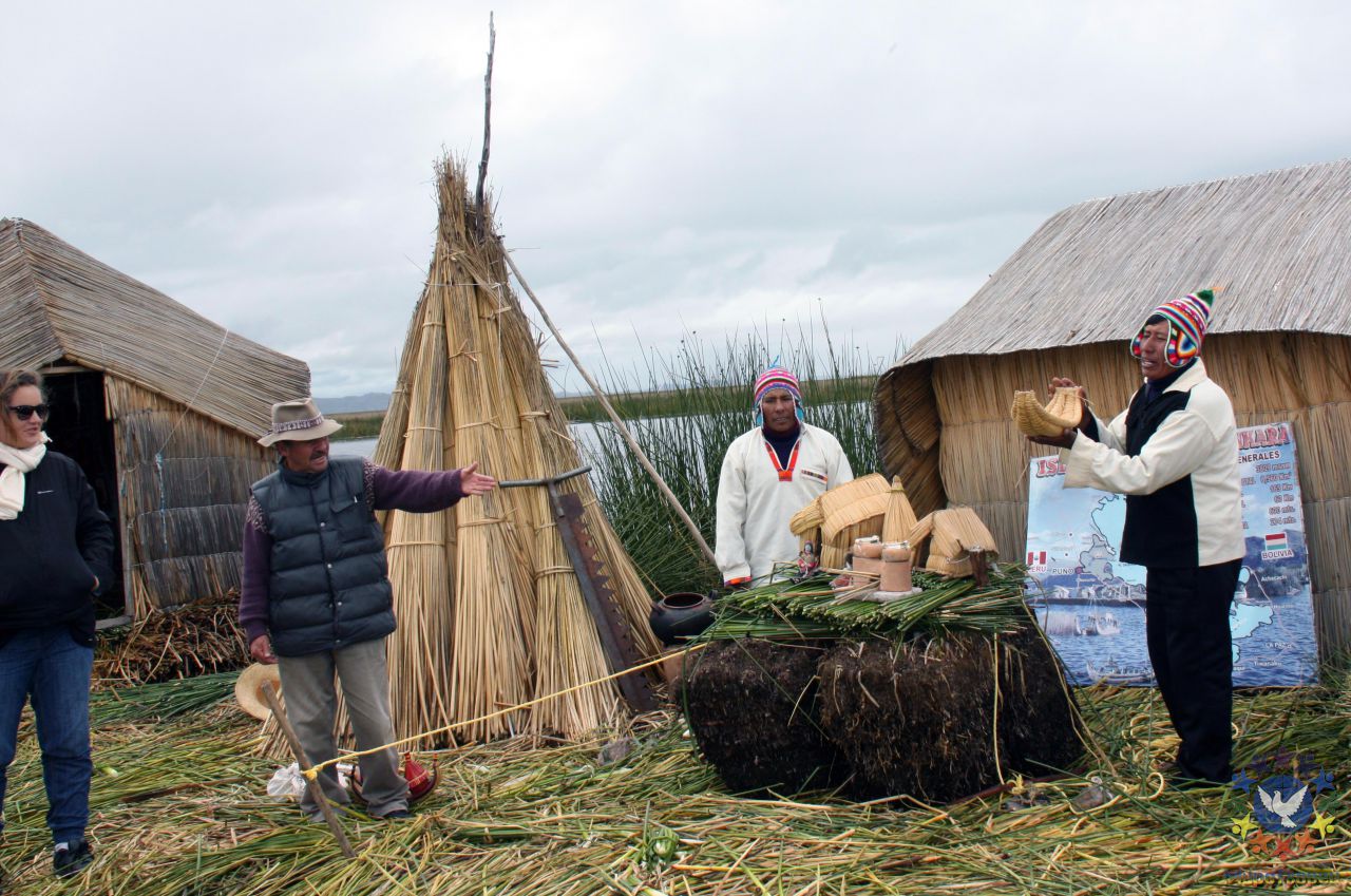 Индейцы рассказывают про свои обычаи, обряды, про свой быт, как они делают свои плавучие острова, как добывают тросник, что едят и т.п. - Перу, февраль 2012, г. Пуно, о.Титикака