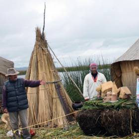 Индейцы рассказывают про свои обычаи, обряды, про свой быт, как они делают свои плавучие острова, как добывают тросник, что едят и т.п. - Перу, февраль 2012, г. Пуно, о.Титикака