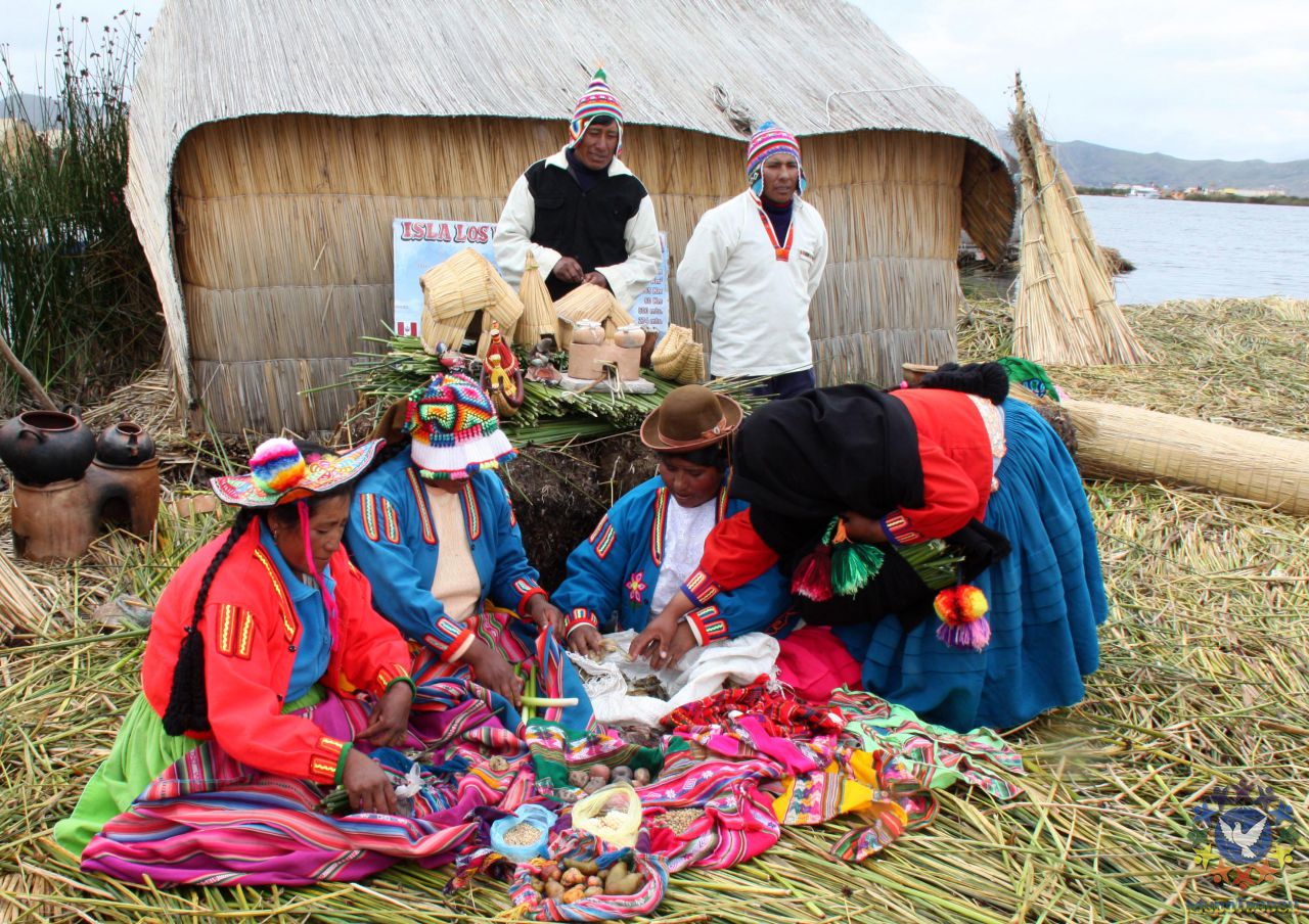 Так происходит натуральный обмен между племенами, что говорится баш на баш - Перу, февраль 2012, г. Пуно, о.Титикака