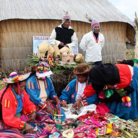 Так происходит натуральный обмен между племенами, что говорится баш на баш - Перу, февраль 2012, г. Пуно, о.Титикака
