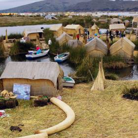 Площадь зеркала озера около 8 446 км2.. Это искусственные острова - Здесь живут индейцы Аймара. - Перу, февраль 2012, г. Пуно, о.Титикака