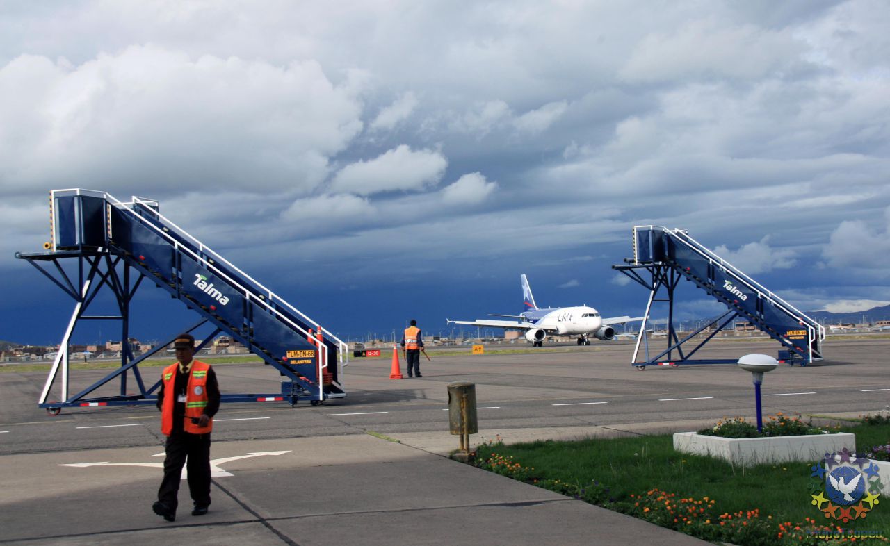 Аэропорт в г.Хуляка, сильная гроза проходит мимо, и не препятствует нашему отлету - Перу, февраль 2012, г. Пуно, о.Титикака