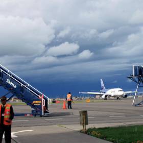 Аэропорт в г.Хуляка, сильная гроза проходит мимо, и не препятствует нашему отлету - Перу, февраль 2012, г. Пуно, о.Титикака