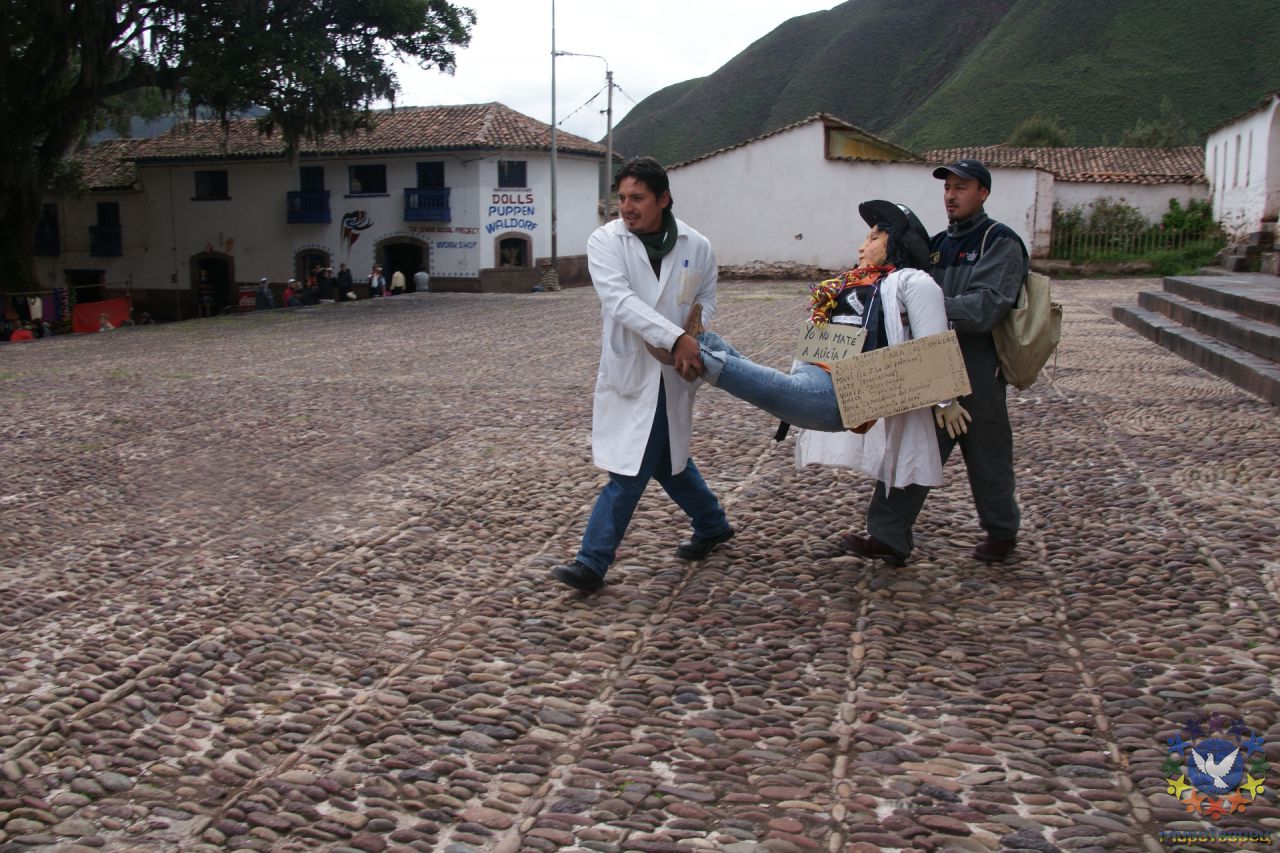 В причудливой форме люди протестуют против ложных обвинений знаменитой актрисы. - Перу, февраль 2012, г. Пуно, о.Титикака