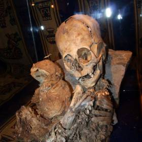 Одна из мумий, высотой 50 см с нечеловеческими характеристиками, имеет вытянутый треугольный череп и большие глазницы. В правой глазнице есть останки глазного яблока.Вторая мумия, длиной всего 30 сантиметров, имеет аналогичные характеристики, но является неполной, поскольку не имеет лица и покрыта тонкой пленкой, похожей на плаценту. Обе мумии находятся в позе эмбрионов. - Перу, февраль 2012, г. Пуно, о.Титикака