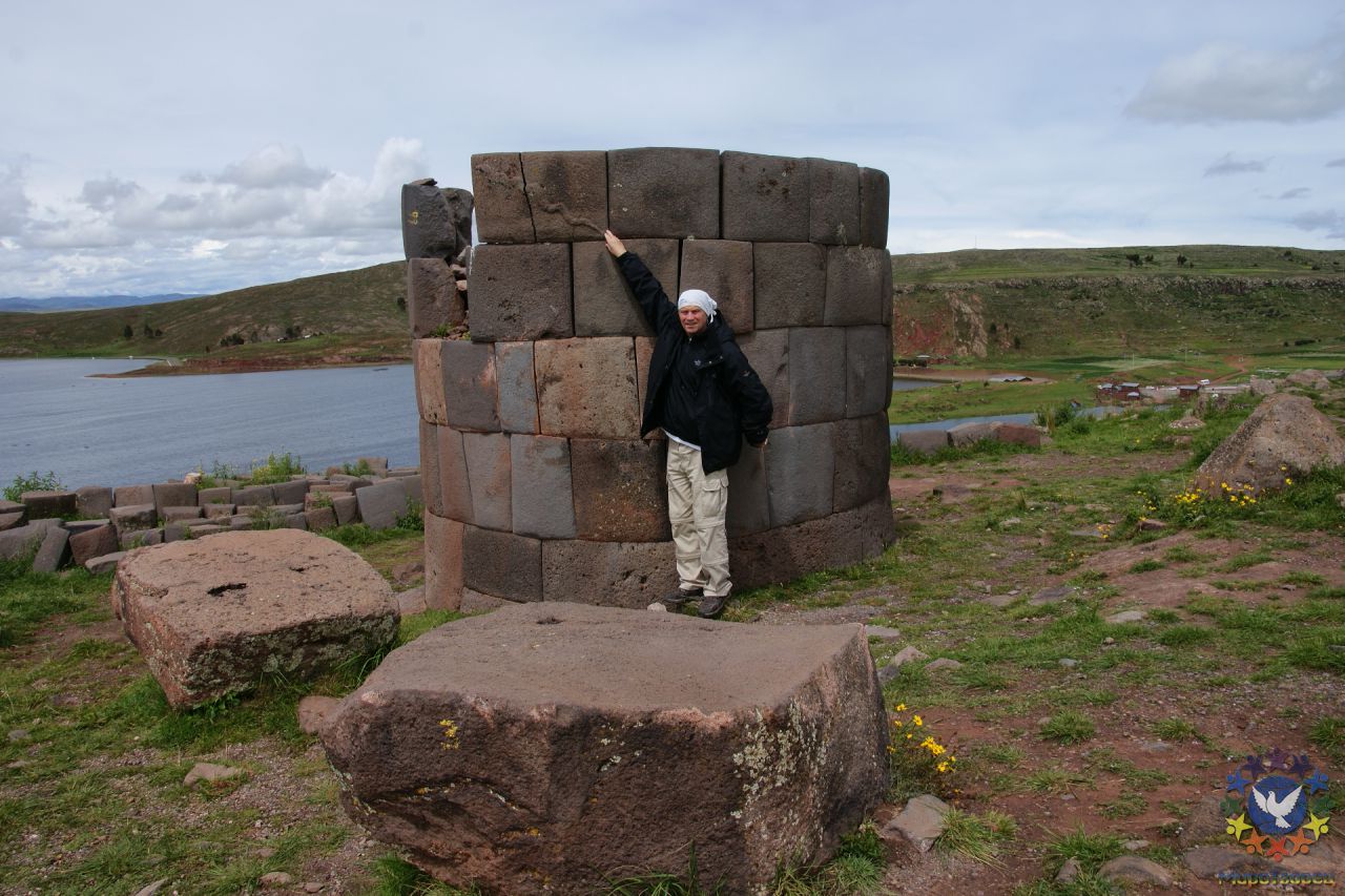 Как и каким инструментом нужно было снимать слои камня, чтобы змейка стала выпуклой. Башни построены воинственным племенем Колья, ранее населявшие этот район. На стенах “чульпас” часто можно увидеть вырезанное из камня изображение ящерицы, олицетворяющей загробный мир. На камнях башен можно увидеть также знаки кондора, пумы и змеи, символизирующих 3 мира. - Перу, февраль 2012, г. Пуно, о.Титикака