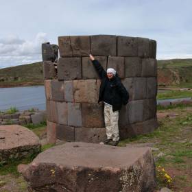 Как и каким инструментом нужно было снимать слои камня, чтобы змейка стала выпуклой. Башни построены воинственным племенем Колья, ранее населявшие этот район. На стенах “чульпас” часто можно увидеть вырезанное из камня изображение ящерицы, олицетворяющей загробный мир. На камнях башен можно увидеть также знаки кондора, пумы и змеи, символизирующих 3 мира. - Перу, февраль 2012, г. Пуно, о.Титикака
