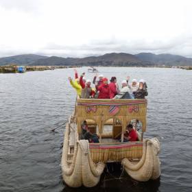 Вот на таких лодочках двигаемся к месту совершения ритуала - Перу, февраль 2012, г. Пуно, о.Титикака