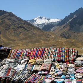 Придорожный рынок с красивыми горами на заднем плане. - Перу, февраль 2012, г. Пуно, о.Титикака