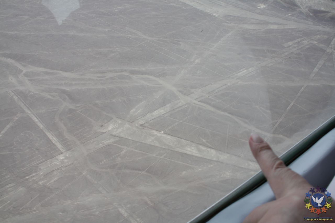 Внизу присмотреться изображение на песке попугая и больших линий - Перу, февраль 2012, геоглифы Наска