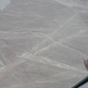 Внизу присмотреться изображение на песке попугая и больших линий - Перу, февраль 2012, геоглифы Наска