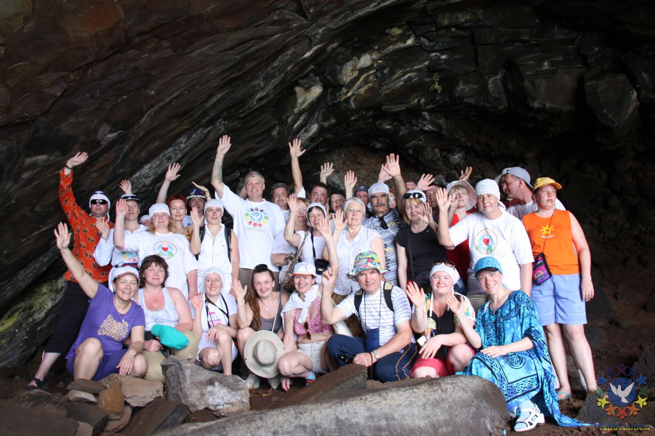 Пещера Аna Кai Tangata весьма живописна. Ее глубина 15 метров, ширина 9м, а высота 4,5 метра. - Чили, февраль 2012г., о.Пасхи
