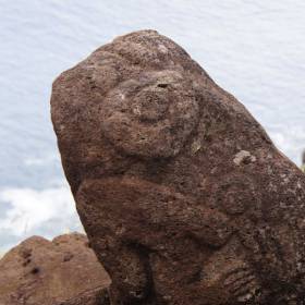 Петроглифы. Тысячи птицелюдей - резьба на скалах - обнаружены на острове Пасхи. - Чили, февраль 2012г., о.Пасхи