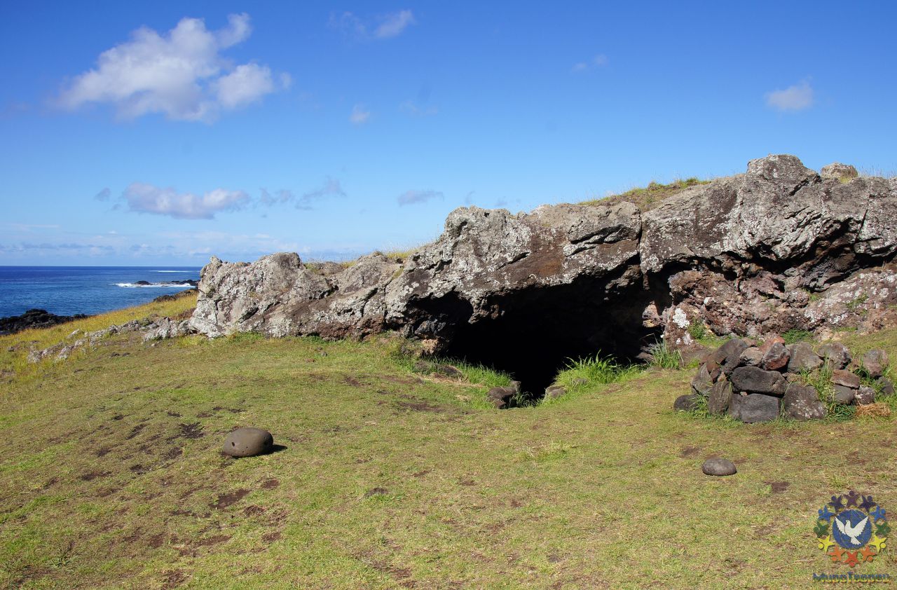 Пещера для медитаций, где шаманы острова проводили свои медитации. Внутри идеальная тишина, хотя океан бушует в нескольких метрах - Чили, февраль 2012г., о.Пасхи