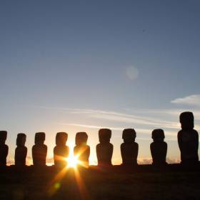 Восход некоторые МироТворцы встретили возле известных моаи, удивительное представление солнца океана неба и глубокой  истории - Чили, февраль 2012г., о.Пасхи