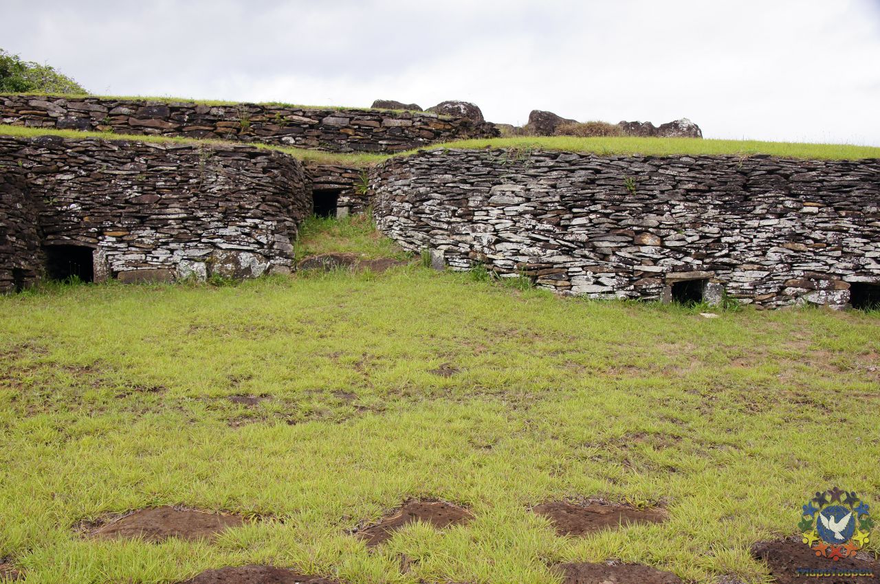 Развалины деревни Оронго  – его дома, построенные в древности из мягкого камня - Чили, февраль 2012г., о.Пасхи