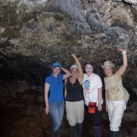 Во времы четырехчасовой прогулки мы посетили 2 пещеры, которые находятся в стороне от стандартных автомобильных маршрутов. - Чили, февраль 2012г., о.Пасхи