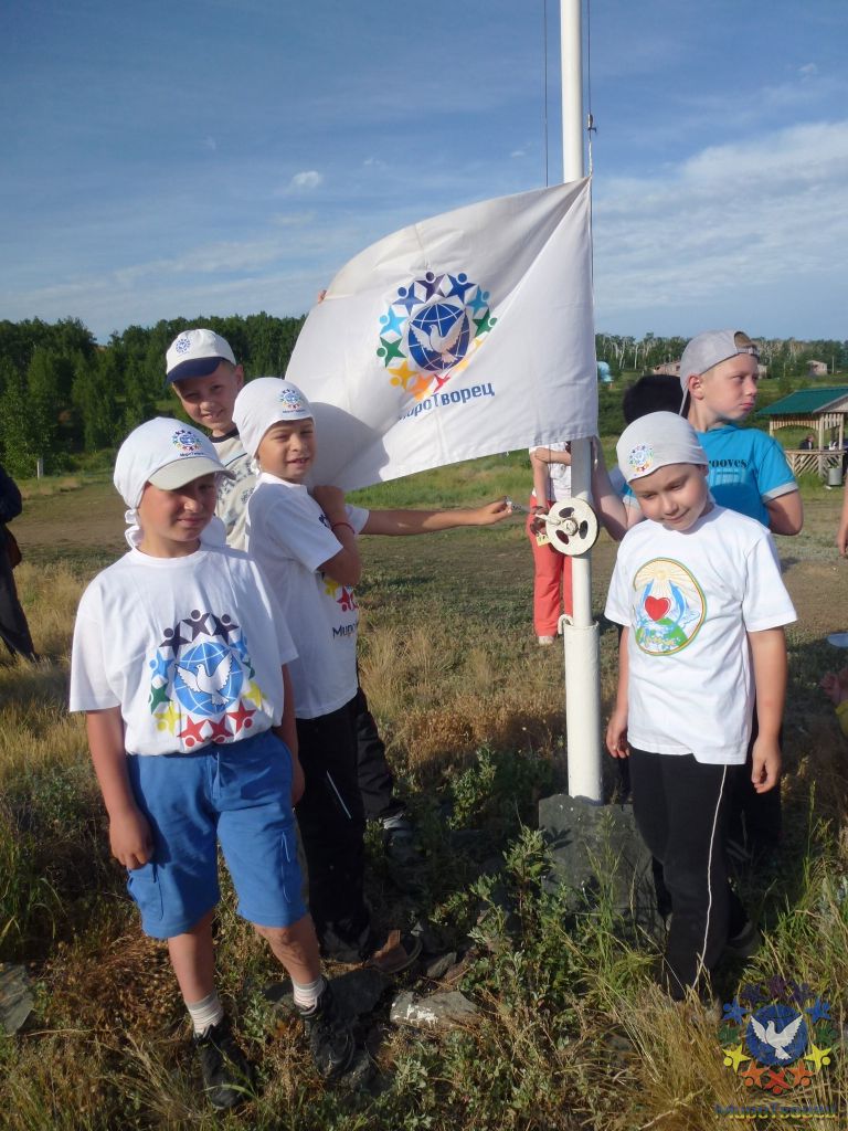 По традиции флаг поднимают юные Миротворцы. - Фоторепортаж: Аркаим, Июнь 2012