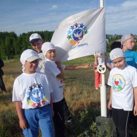 По традиции флаг поднимают юные Миротворцы. - Фоторепортаж: Аркаим, Июнь 2012