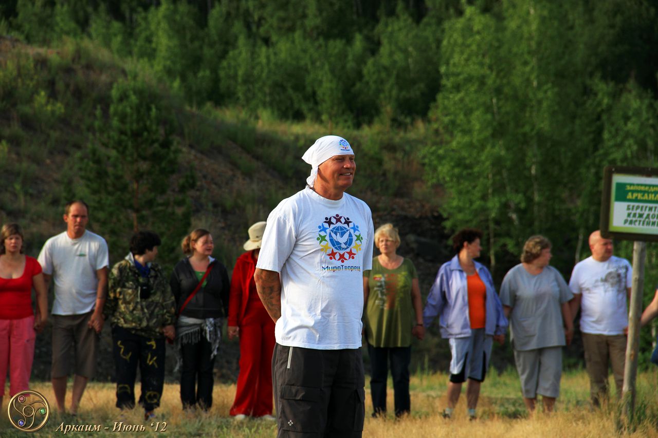 Собрание у флага. - Фоторепортаж: Аркаим, Июнь 2012