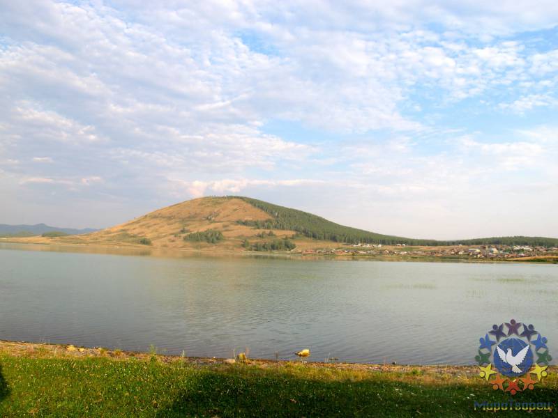 гора Аушташ, озеро у подножия Аушкуль - гора Аушташ