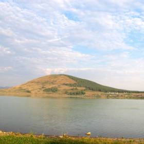 гора Аушташ, озеро у подножия Аушкуль - гора Аушташ