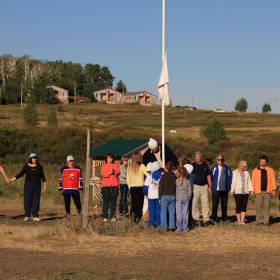 Флаг МироТворец над Аркаимом поднимают дети. - Фоторепортаж: Аркаим, Июль 2012