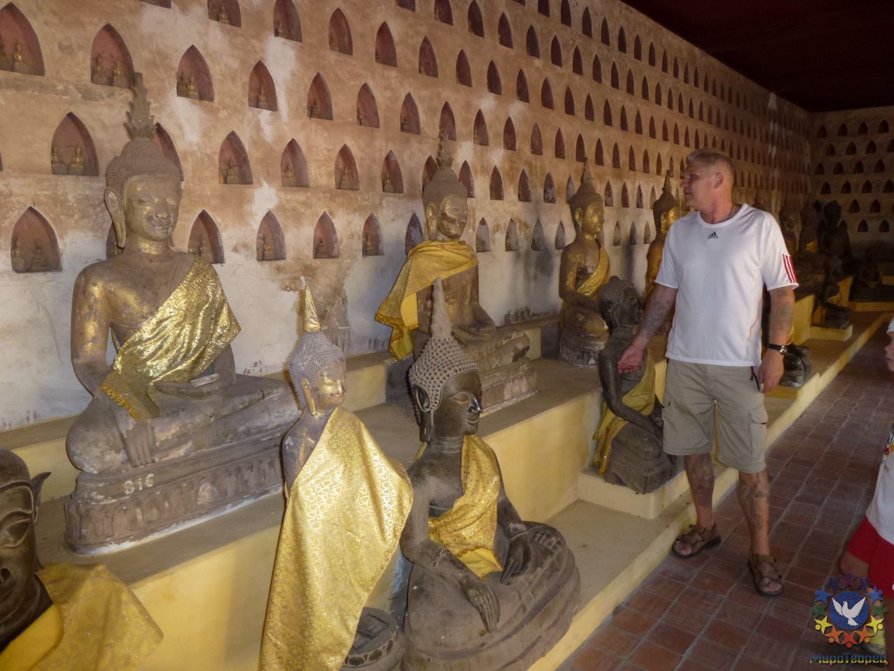 Великолепный Храм. В каждой ячейке по две маленькие статуи Будды. - Лаос, январь 2012