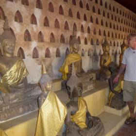 Великолепный Храм. В каждой ячейке по две маленькие статуи Будды. - Лаос, январь 2012