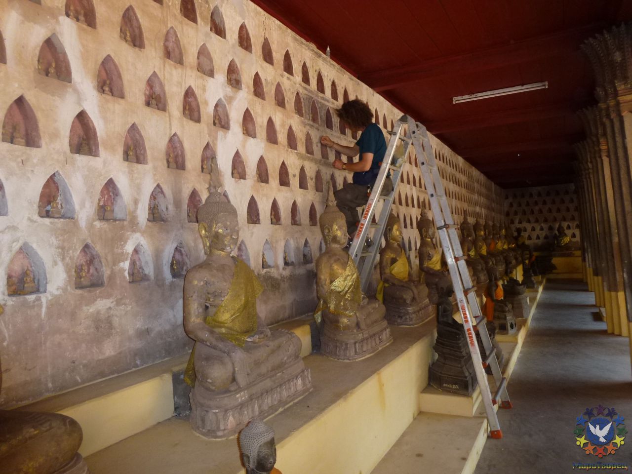 В Храме идет реставрация. - Лаос, январь 2012