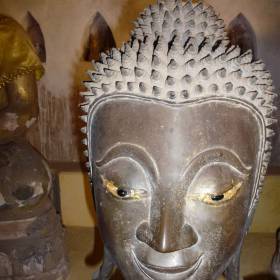 В глаз у многих статуй Будды натуральные камни, который светятся от попадания на них солнечных лучей. - Лаос, январь 2012