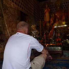 Молитва. - Лаос, январь 2012