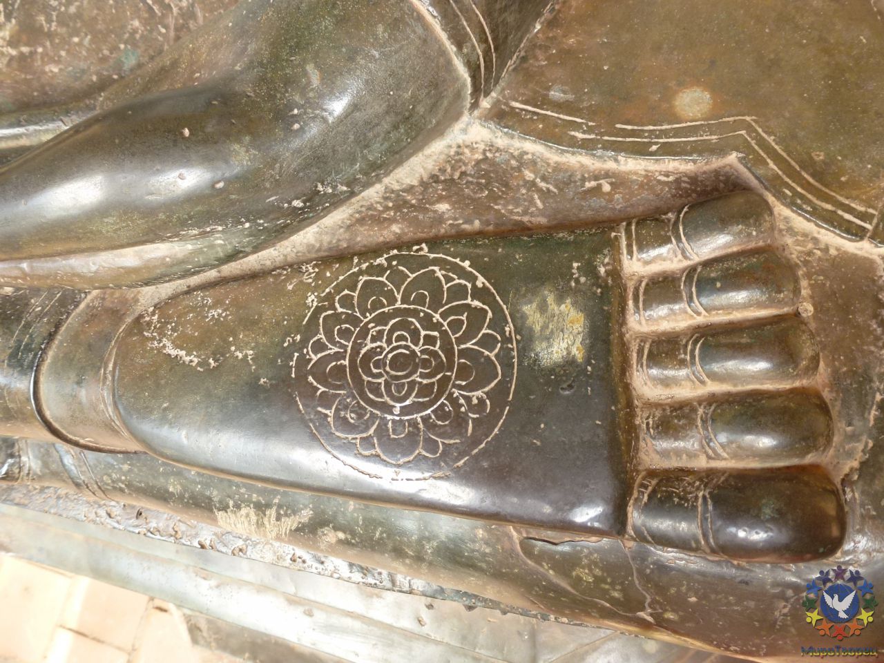 Цветы на ступнях Будды, - Лаос, январь 2012