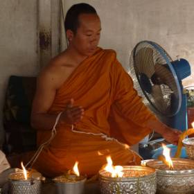 Монахи используют для ритуалов сотни метров нитей и несколько ритуальных чаш с огнем. - Лаос, январь 2012