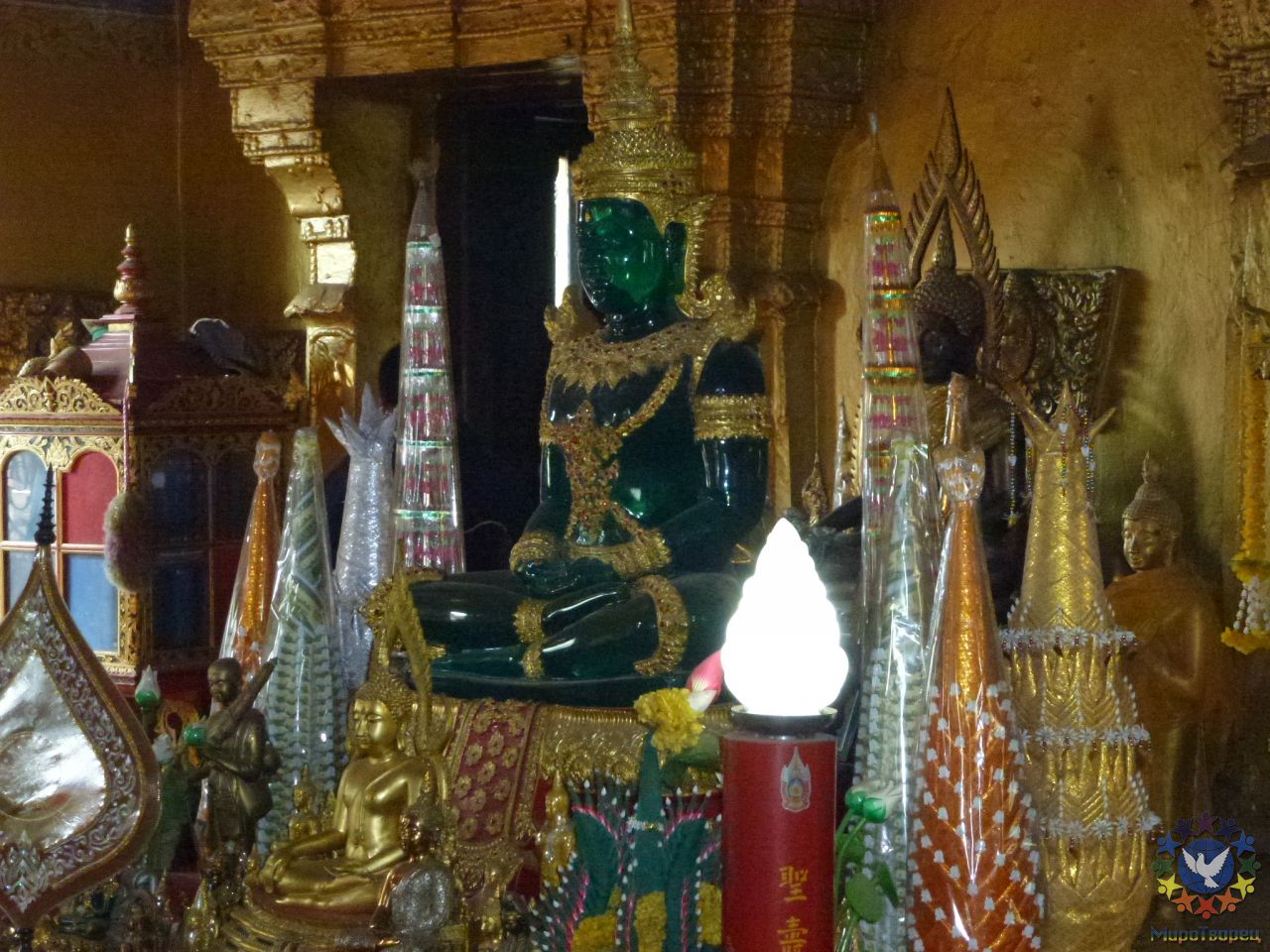 Этот Храм нас очень впечатлил!  Мы решили сделать подношение Будде по местной традиции. - Лаос, январь 2012