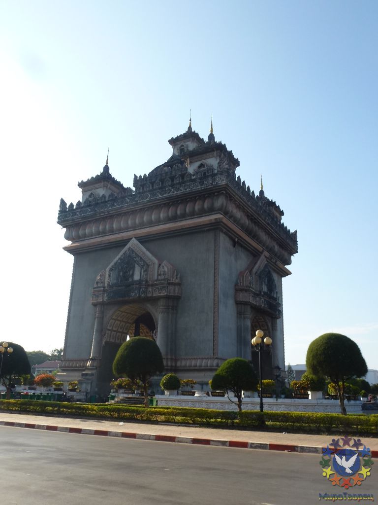 Триумфальная Арка в честь освобождения лаоса. - Лаос, январь 2012