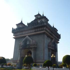 Триумфальная Арка в честь освобождения лаоса. - Лаос, январь 2012