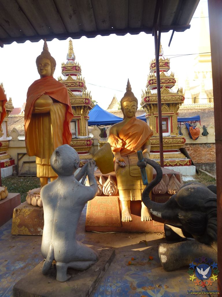 Сюжетные скульптурные композиции. Обезьянка вымаливает человеческое воплощение. - Лаос, январь 2012